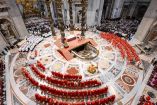 Cardenales vestidos de rojo se reúnen en la Basílica de San Pedro, en torno al altar mayor bajo el Baldaquino de Bernini, durante la misa previa al inicio del cónclave en el Vaticano.