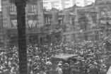 Fotografía en blanco y negro que muestra a una multitud reunida frente al número 17 de la avenida Insurgentes en la Ciudad de México, lugar donde fue encontrado el cuerpo de Jacinta Aznar González Gutiérrez en 1932. La imagen capta la atención pública que generó el feminicidio y el momento en que el asesino reconstruyó el crimen frente a reporteros y autoridades