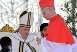 El papa Francisco y el entonces cardenal Robert Francis Prevost en 2023.