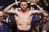 'Canelo' posando en ceremonia de pesaje.