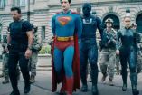 Clark Kent o Superman arrestado por soldados