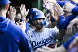 Austin Barnes celebrando con sus compañeros en Dodgers.