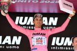 Isaac del Toro con la maglia rosa del Giro de Italia.
