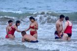 Turistas disfrutan el mar de Acapulco