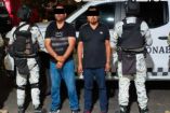 Militares del Ejército y agentes de la Guardia Nacional custodian a dos hombres detenidos durante un operativo nocturno en Culiacán, Sinaloa. Los sujetos están de pie frente a una patrulla oficial, con los ojos cubiertos, como parte de las acciones coordinadas para combatir a una organización criminal en la región