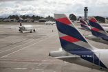 Aviones comerciales de varias aerolíneas latinoamericanas detenidos en pista en un aeropuerto internacional, con la torre de control visible al fondo. La imagen representa la suspensión inmediata de vuelos entre Venezuela y Colombia tras la denuncia del gobierno venezolano sobre la llegada de mercenarios para sabotear las elecciones