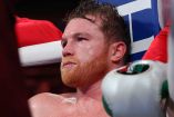 'Canelo' serio y sentado en su esquina.