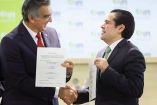 Américo Villarreal, gobernador de Tamaulipas, recibiendo un documento donde se avalan dos nuevos Títulos de Concesión