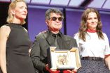 Las actrices Cate Blanchett y Juliette Binoche flanquean al director Jafar Panahi.