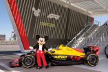 Mickey Mouse y un auto de F1.
