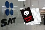 Ilustración de lista negra en oficinas del SAT, relacionada con contribuyentes señalados por facturas falsas o RFC cancelado.