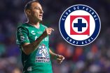 Andrés Guardado junto al escudo de Cruz Azul.