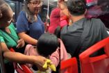 Dos mujeres pelean asiento de Metrobús y un joven se termina sentando.