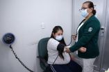 Mujer es atendida por una enfermera del IMSS