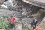 Mujer avienta a dos perritos a canal de aguas negras en Naucalpan, Edomex.
