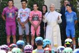 Isaac del Toro y otros ciclistas junto al Papa León XIV.