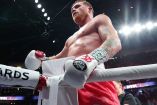 'Canelo' parado sobre las cuerdas.