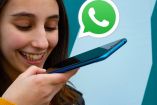 Joven grabando una nota de voz en WhatsApp con su celular, mientras sonríe. La imagen representa el uso cotidiano de notas de voz en WhatsApp, ideal para ilustrar temas como audios acelerados, velocidad de reproducción o problemas comunes con notas de voz