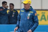 Carlo Ancelotti dirigiendo el entrenamiento de Brasil.