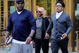 Familiares de Sean "Diddy" Combs, incluida su madre y uno de sus hijos, saliendo del tribunal federal en Manhattan el 4 de junio de 2025 durante una pausa en el juicio por tráfico sexual que enfrenta el productor musical