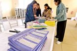 Personas contando votos durante la jornada de la elección judicial.