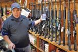 Dueño de armería de EU tomando un fusil de asalto.