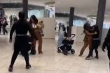VIDEO: Mujer abandona a su hijo para agarrase a golpes contra en centro comercial