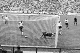 El arquero Sepp Maier recibiendo el tercer gol italiano marcado por Luigi Riva.