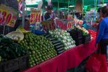 La inflación interanual de México aceleró en mayo, comerciantes y clientes en un mercado
