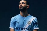 Rayan Aït-Nouri con la camiseta del Manchester City. 