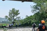 Elementos de Protección Civil, Seguridad y Rescate resguardan el cuerpo de una mujer que se lanzó desde un puente
