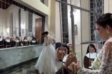Vestida de novia, exmonja visita su convento para despedirse de su amigas religiosas  