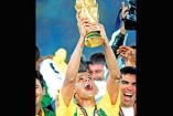 Rivaldo levantando el trofeo del Mundial 2002.
