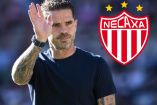 Fernando Gago junto al escudo del Necaxa.