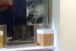 Cristal dañado en el área de cajas de un banco en Nuevo León