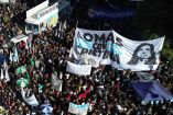 Decenas de miles se movilizaron en Buenos Aires en apoyo a Cristina Kirchner, quien cumple prisión domiciliaria. (AFP)