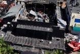 Vista aérea captada por dron del colapso en la discoteca Jet Set en Santo Domingo el 8 de abril de 2025. Se observan equipos de rescate trabajando entre los escombros, una grúa en operación y daños estructurales significativos en el edificio afectado por el desplome del techo durante un concierto.