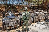 Elemento del ejército mexicano en la zona de narcolaboratorio en Sinaloa.