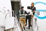 Una migrante detenida por el Servicio de Inmigración y Control de Aduanas (ICE) de EU sube  a un avión en el Aeropuerto Internacional Gary/Chicago, en Gary, Indiana. Foto: Reuters