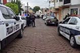 Patrullas y policías estatales parados al lado de la casa de un empresario que fue asaltada
