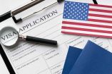 Bandera de EU y una solicitud de visa.