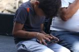 Niño con un celular en las manos