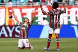 Jugadores de Fluminense celebrando al cielo.