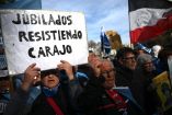 Salarios de hambre: médicos se unen a protestas de jubilados en Argentina