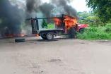 Vehículo incendiado en calles de la tierra caliente de michoacan