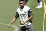 Kylian Mbappé entrenando en el campo.