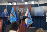 Fotografía del general Dan Caine y Pete Hegseth en conferencia de prensa en el Pentágono. (Reuters)