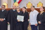 La gobernadora Evelyn Salgado Pineda entrega un reconocimiento a una jueza durante el evento conmemorativo por el 174 aniversario del Poder Judicial del Estado de Guerrero, acompañada por magistrados y funcionarios en un auditorio institucional