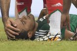 Luis Montes tendido en el césped tras lesionarse.