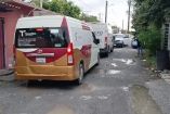 Ambulancia de la Semefo estacionada afuera de una casa en Matamoros, Tamaulipas